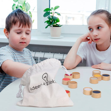 Kinder Spielen gemeinsam Touchmemory